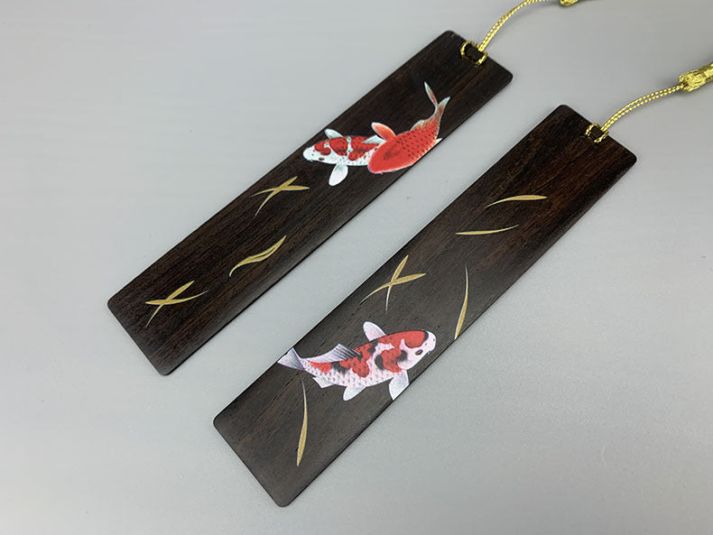 Coppia di segnalibri in legno con carpe koi